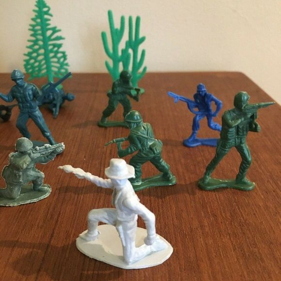 Plastic Army Guys Figures Multicolor with Trees Lo - Picture 3 of 4